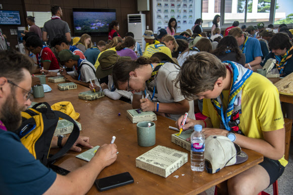 2023 새만금 세계스카우트잼버리 참가자들이 지난 5일 영외 과정활동에 참여하고 있다. 2023.8.7. 세계스카우트연맹 제공