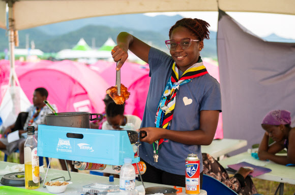 2023 새만금 세계스카우트잼버리 행사가 한창인 지난 6일 한 대원이 저녁 식사 준비를 하고 있다. 2023.8.7. 세계스카우트연맹 제공