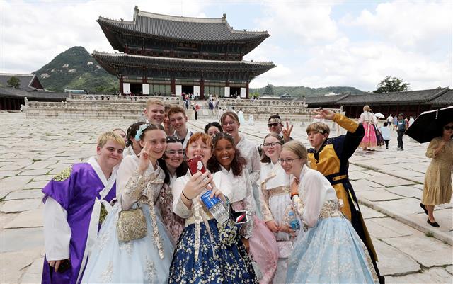 2023 새만금 세계 스카우트 잼버리에서 조기 퇴영한 영국 스카우트 대원들이 7일 서울 경복궁에서 즐거운 시간을 보내고 있다. 2023.8.7. 뉴스1