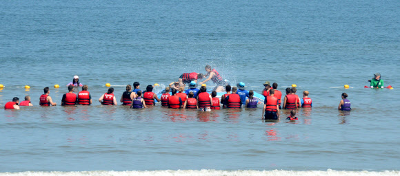 ‘2023 새만금 제25회 세계스카우트잼버리’가 한창인 7일 전북 부안군 고사표 해수욕장을 찾은 스카우트 대원들이 영외 활동을 하며 즐거운 시간을 보내고 있다. 2023.08.07. 뉴시스