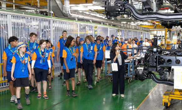 2023 세계스카우트잼버리 행사에 참가한 네덜란드 대원들이 7일 전북 현대자동차 전주공장을 찾아 관계자의 설명을 들으며 트럭 생산라인을 둘러보고 있다. 2023.08.07.  현대차그룹 제공