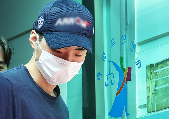 경찰이 총 14명의 사상자가 발생한 ‘분당 흉기 난동 사건’의 피의자 최원종(22·구속)의 신상을 공개했다. 사진은 지난 5일 성남 수원지법 성남지원에서 열린 구속 전 피의자 심문에 출석한 최원종. 2023.8.7. 연합뉴스