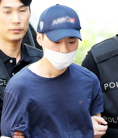 경찰이 총 14명의 사상자가 발생한 ‘분당 흉기 난동 사건’의 피의자 최원종(22·구속)의 신상을 공개했다. 사진은 지난 5일 성남 수원지법 성남지원에서 열린 구속 전 피의자 심문에 출석한 최원종. 2023.8.7. 연합뉴스