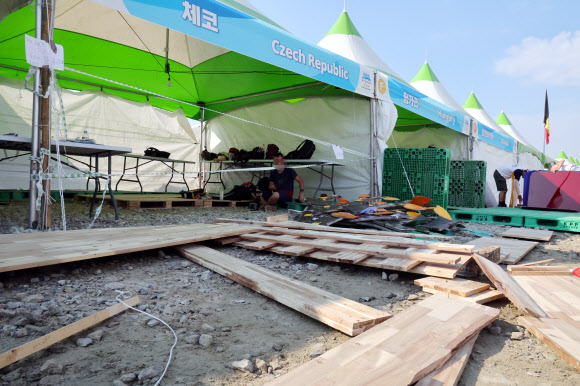 세계스카우트연맹이 잼버리 대회가 열리는 부안군에서 조기 철수를 결정한 7일, 참가자들이 체코 홍보부스를 정리하고 있다. 2023.8.7 연합뉴스