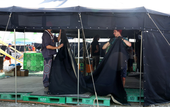 독일 스카우트 대원들이 7일 전북 부안군 잼버리장 델타구역 내 부스를 철거하고 있다. 2023.8.7 연합뉴스