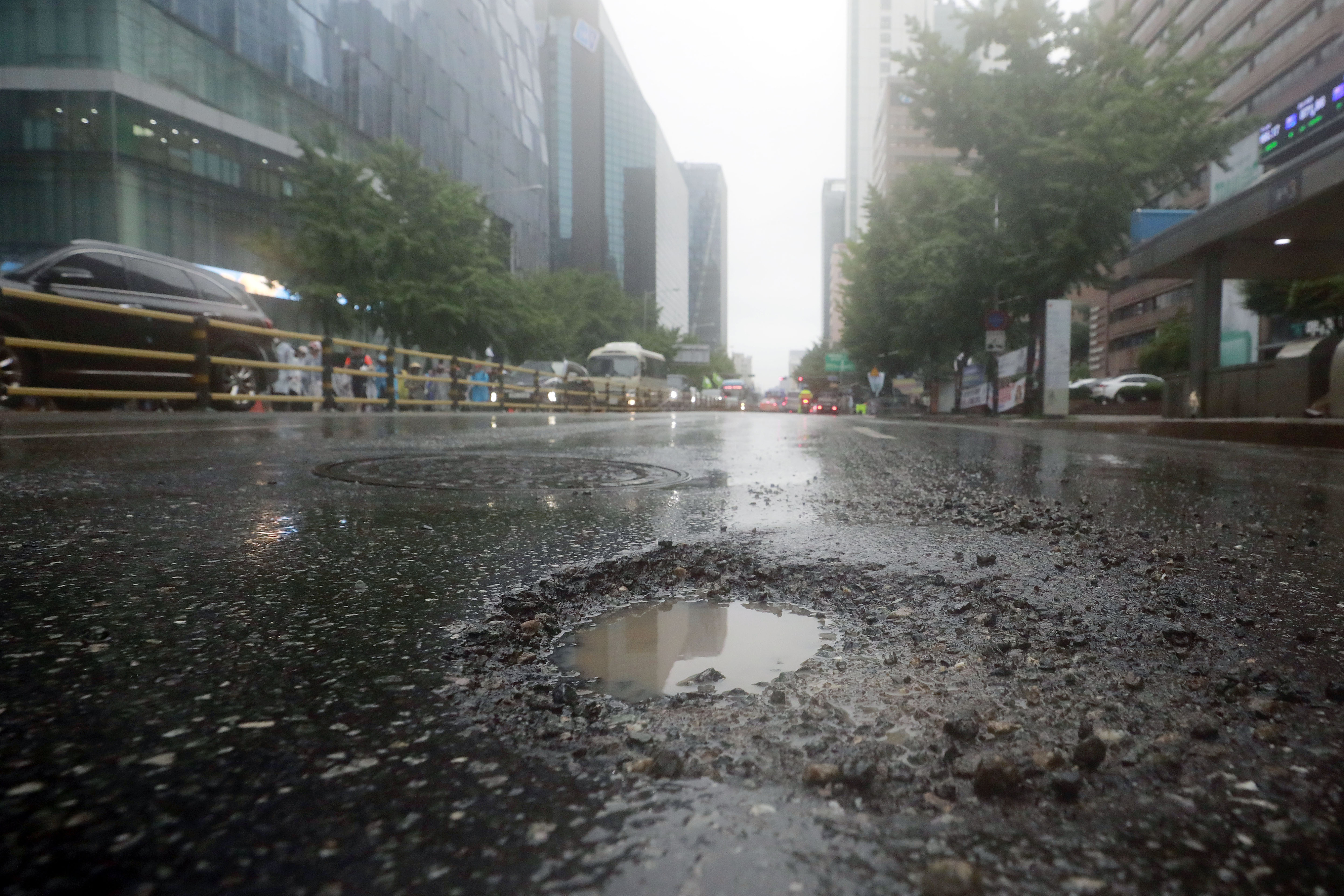 지난달 14일 서울 을지로역 인근 도로에 호우 영향으로 포트홀이 발생해 있다. 2023.07.14. 뉴시스
