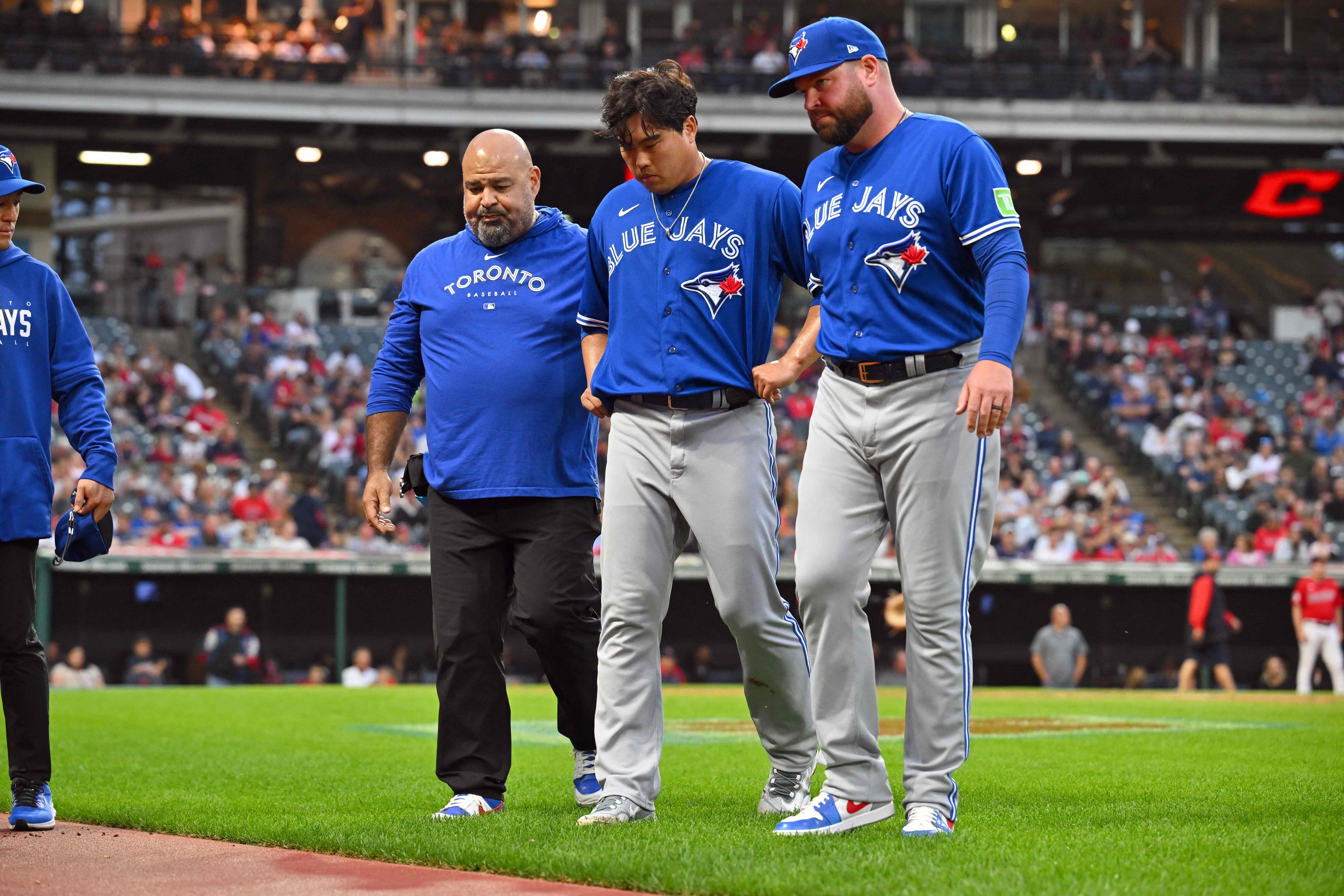 존 슈나이더 토론토 감독의 부축을 받으며 더그아웃으로 향하는 류현진.
클리블랜드 AFP 연합뉴스