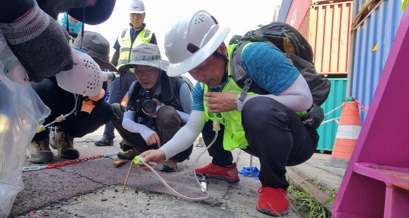 농림축산검역본부 측이 8일 붉은불개미가 발견된 인천항 선광신컨테이너터미널 야적장에서 방역 조치를 하고 있다. 농식품부 제공