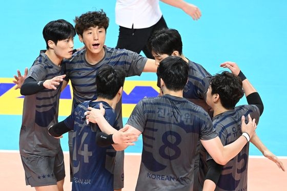컵대회 4강 진출을 확정한 대한항공 선수들이 스크럼을 짜고 기뻐하고 있다. [한국배구연맹 제공]
