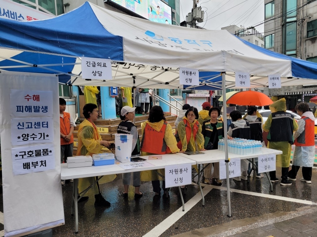 동작구는 지난달 동별 통반장들을 대상으로 수해와 폭염에 대비한 안전사고 예방 및 대응 훈련을 실시했다. 지난달 4일 사당2동 통장들이 수해 대비 구호물품 배부훈련을 하고 있다. 동작구 제공