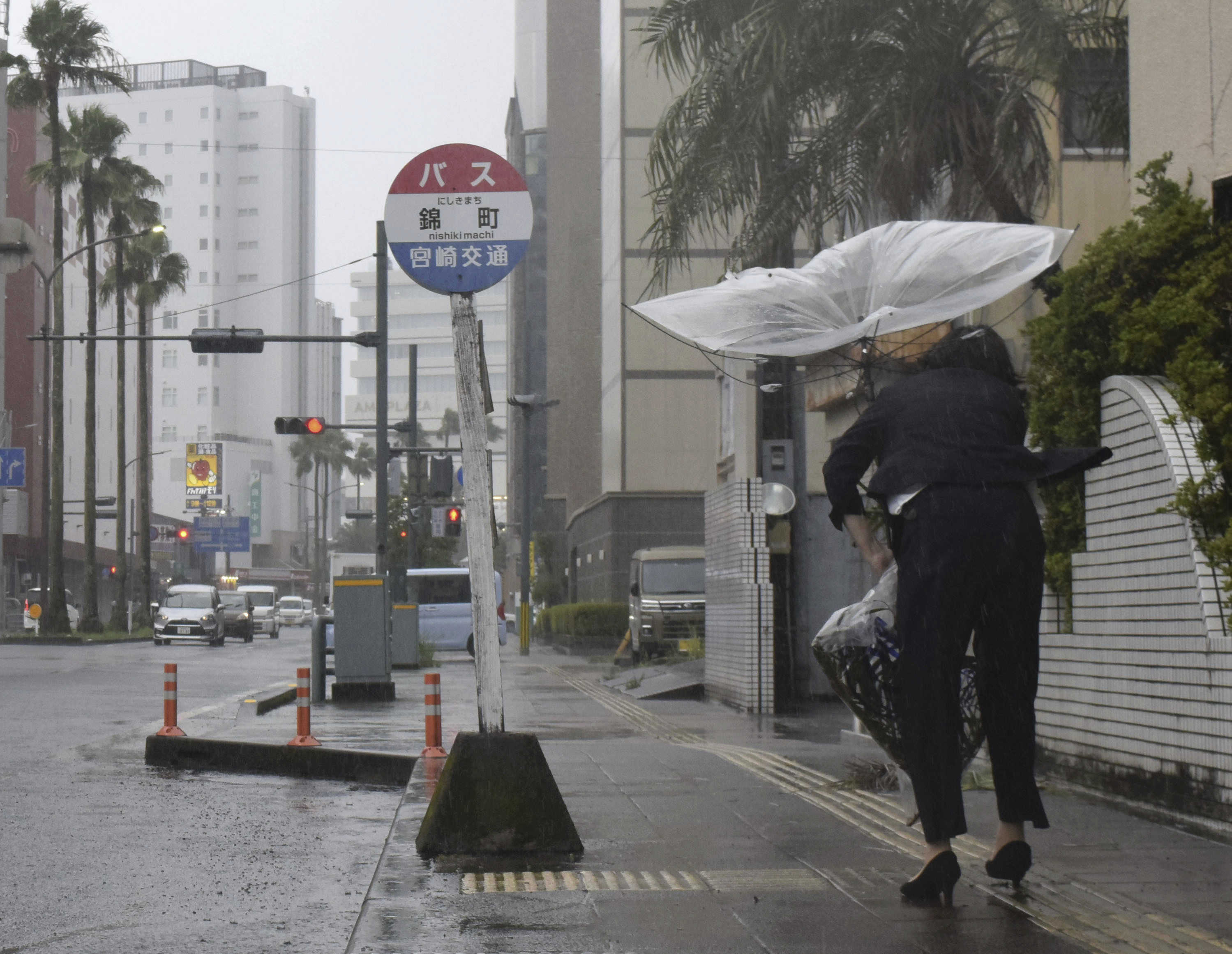 태풍 ‘카눈’에 뒤집힌 우산 붙잡는 日 규슈 시민