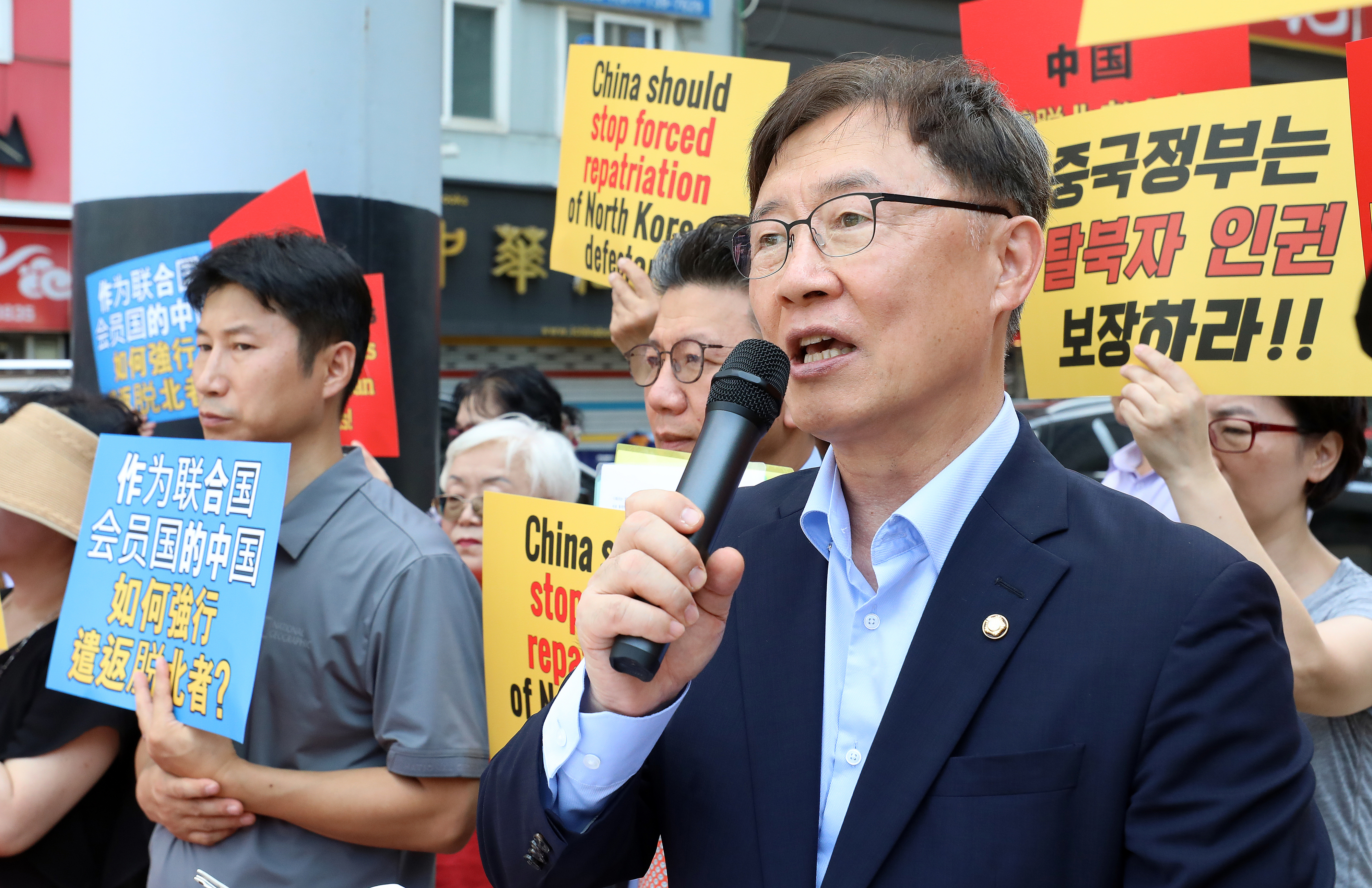 최재형 국민의힘 의원이 지난 7일 서울 중구 서울중앙우체국 앞에서 기자회견을 열고 중국 정부의 탈북동포 강제북송 중단을 촉구하고 있다.