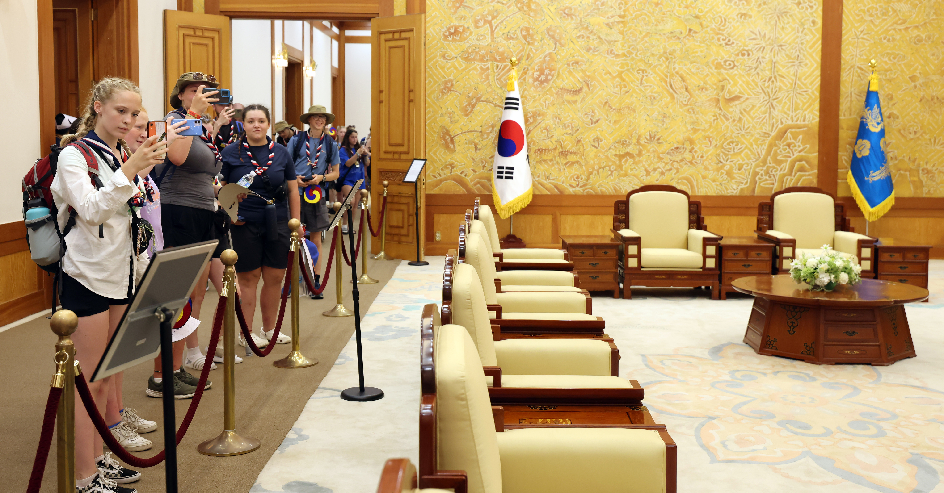 새만금 세계스카우트잼버리 대회에 참가한 영국 스카우트 대원들이 8일 서울 청와대를 관람하고 있다. 문체부 제공