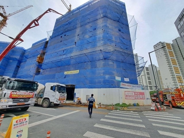 9일 오전 11시 49분쯤 경기도 안성시 옥산동의 한 근린생활시설 신축 공사장 붕괴사고로 매몰됐다가 구조된 근로자 2명이 결국 숨졌다. 사진은 사고현장. 2023.8.9 경기도소방재난본부 제공