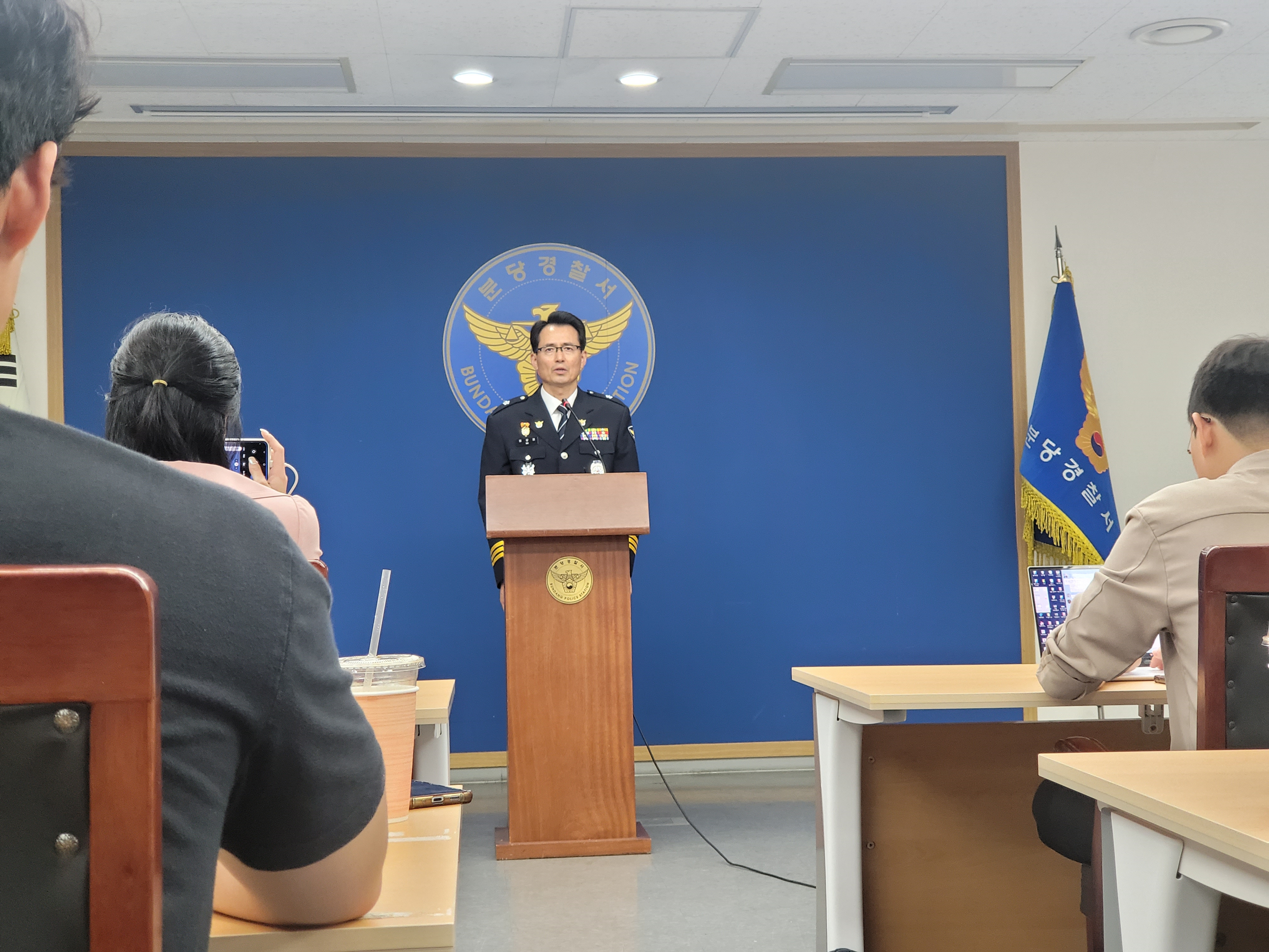 모상묘 경기 성남 분당경찰서장이 9일 사건 브리핑에 앞서 사건 개요를 설명하고 있다. 명종원 기자