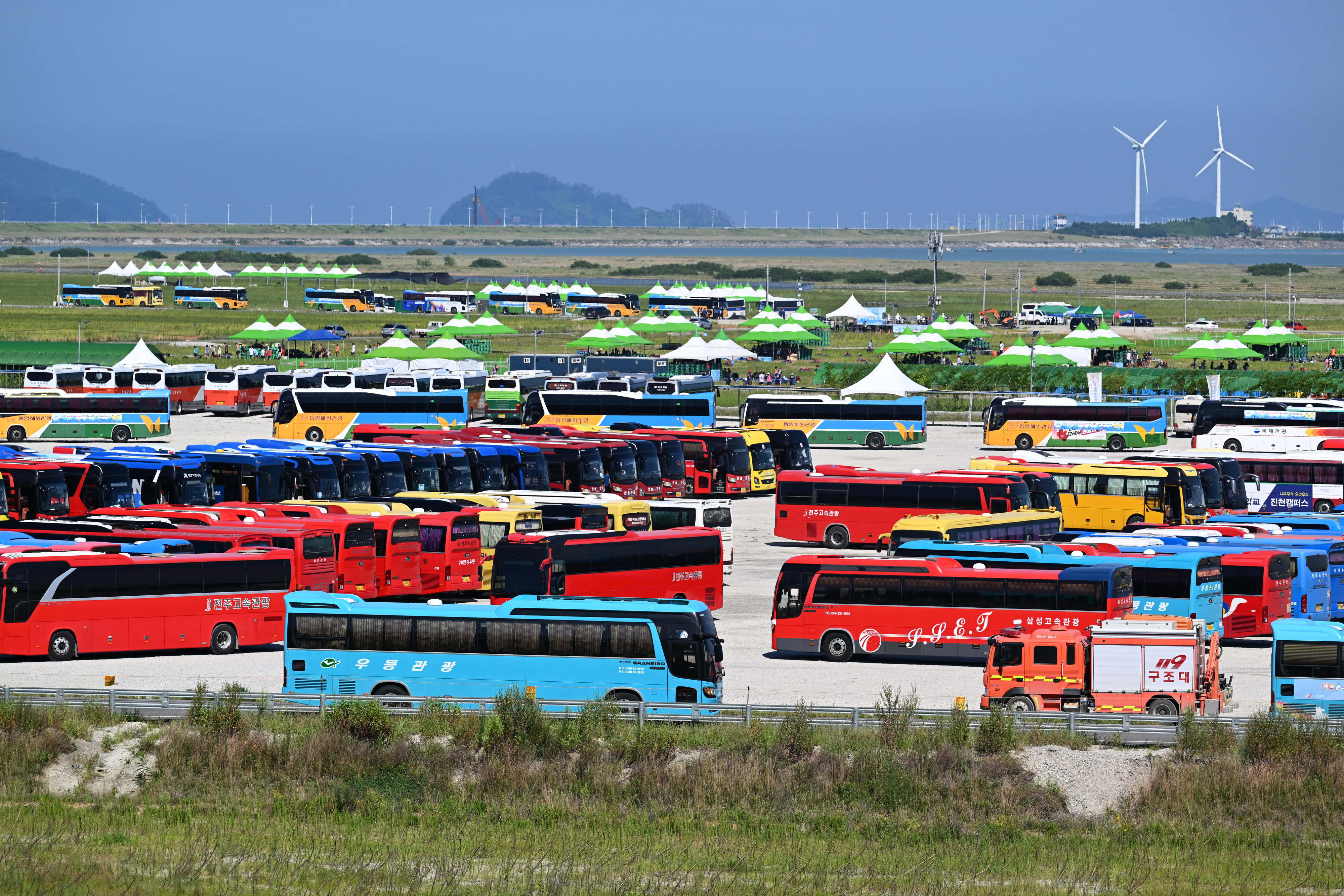 2023 새만금 세계스카우트 잼버리 대원들을 태우기 위한 버스들이 8일 전북 부안군 잼버리 대형 주차장에 집결해 있다. 2023.8.8 도준석 기자