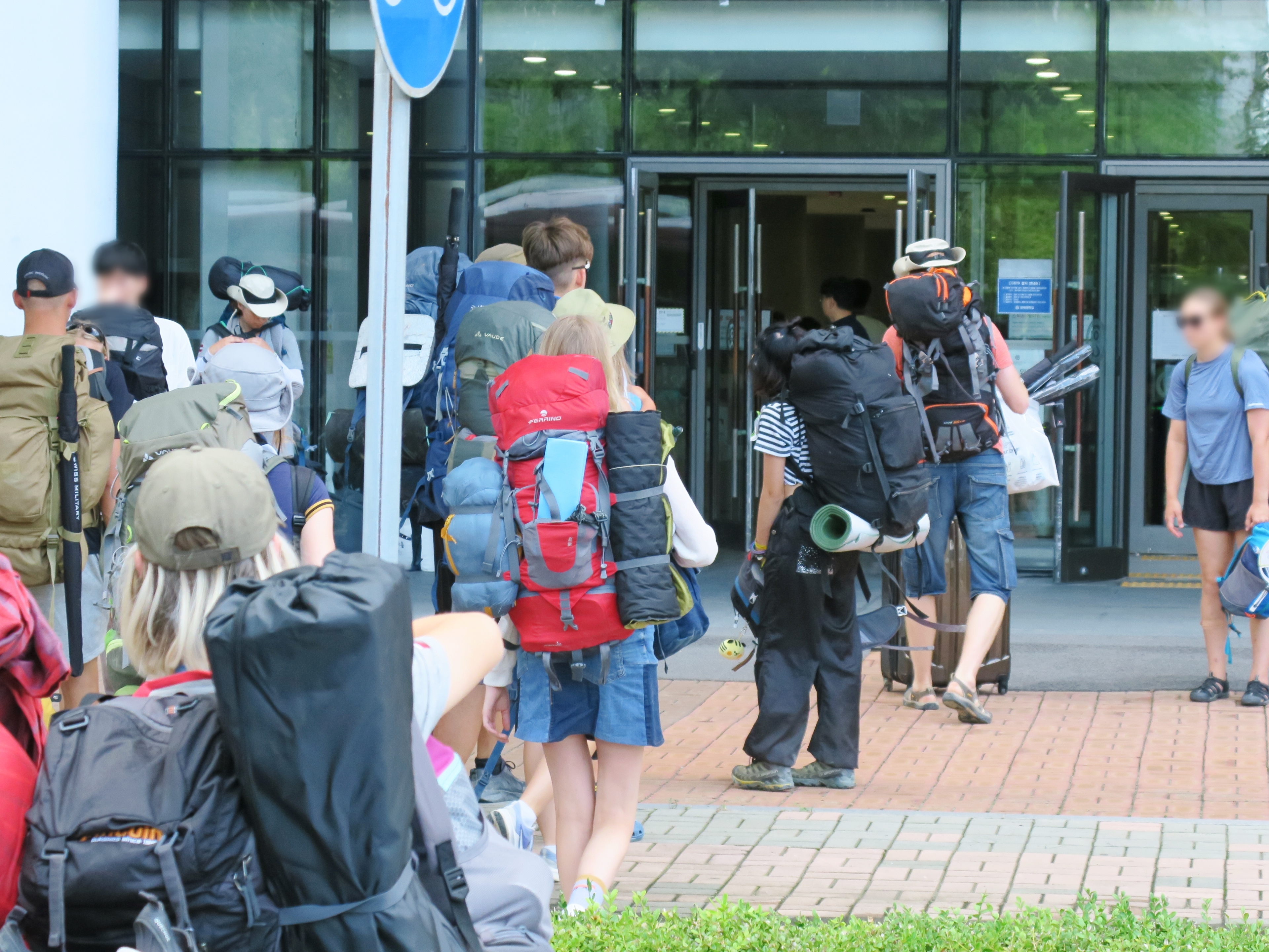 ‘2023 새만금 세계스카우트잼버리’에서 조기 퇴영한 에스토니아 국적의 단원들이 8일 오후 인천 연수구 송도국제도시 연세대학교 국제캠퍼스에 도착해 기숙사로 이동하고 있다. 뉴시스