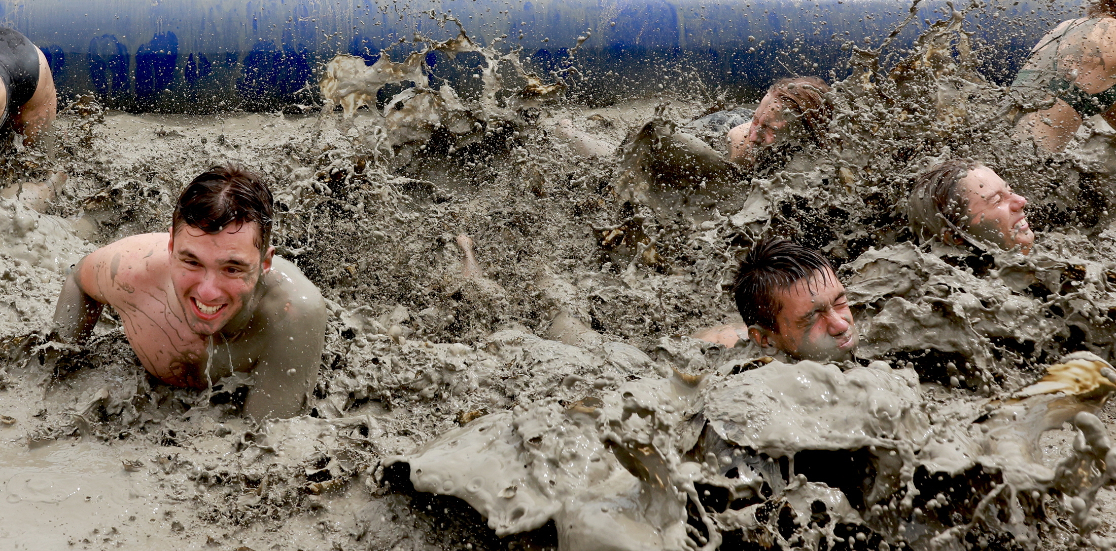 잼버리 스카우트 대원들이 보령시 머드체험장의 갯벌 진흙 속에서 즐거워하고 있다.