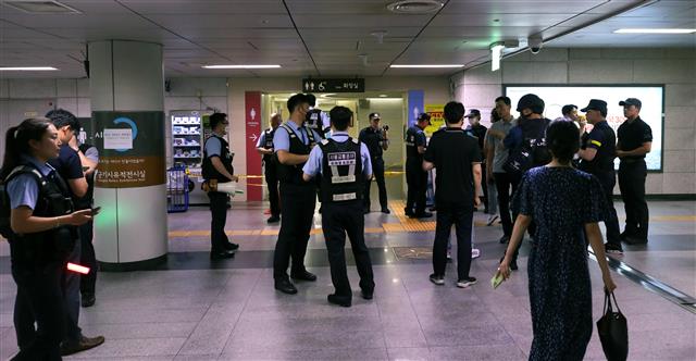 폭발물 의심 신고에 통제된 시청역 화장실