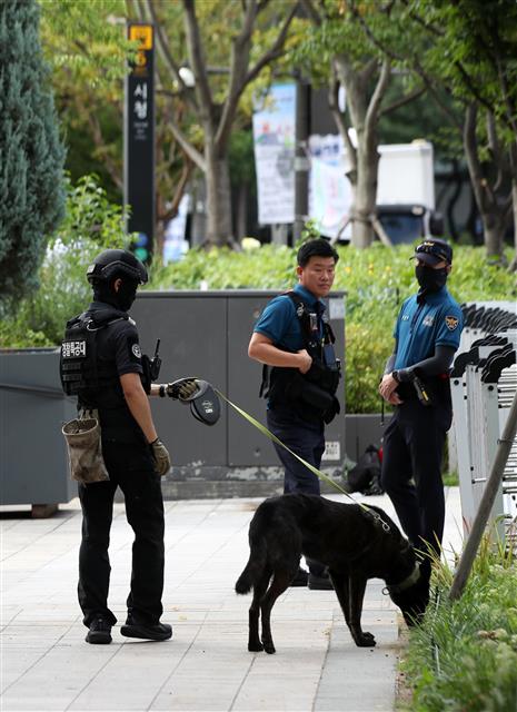 ‘폭발물 의심 신고’ 시청역 주변 수색하는 경찰