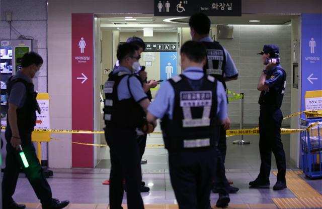 ‘폭발물 의심 신고’ 통제된 시청역 화장실