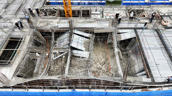9일 붕괴 사고가 발생해 2명이 매몰된 경기도 안성시 옥산동의 한 신축 공사장 모습. 이날 사고는 9층 규모의 건물에서 9층 바닥면이 8층으로 무너져 내리면서 일어났다. 매몰된 2명은 베트남 국적 남성으로 심정지 상태로 발견됐다. 2023.8.9. 연합뉴스