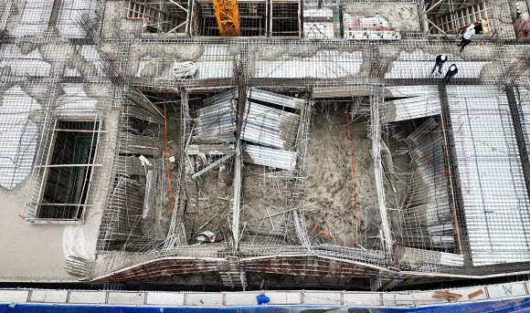 9일 붕괴 사고가 발생해 2명이 매몰된 경기도 안성시 옥산동의 한 신축 공사장 모습. 이날 사고는 9층 규모의 건물에서 9층 바닥면이 8층으로 무너져 내리면서 일어났다. 매몰된 2명은 베트남 국적 남성으로 심정지 상태로 발견됐다. 2023.8.9. 연합뉴스