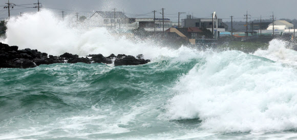 제6호 태풍 카눈이 한반도를 향해 접근 중인 9일 오후 제주 서귀포시 성산읍 삼달리 해안에 강한 파도가 휘몰아치고 있다. 2023.8.9 연합뉴스