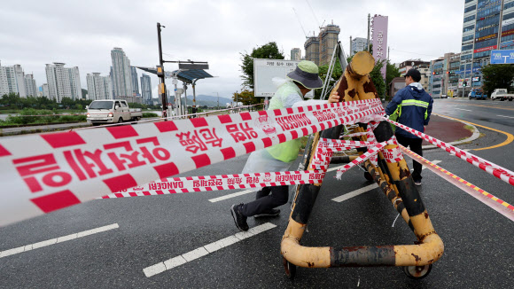 제6호 태풍 카눈이 북상하고 있는 9일 오후 울산시 중구 태화강변 공영주차장에 차량 진입이 통제되고 있다. 2023.8.9 연합뉴스
