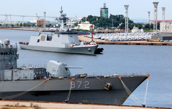 제6호 태풍 카눈이 한반도를 향해 접근 중인 9일 오전 인천항 내항으로 해군 함정들이 피항하고 있다. 2023.8.9 연합뉴스