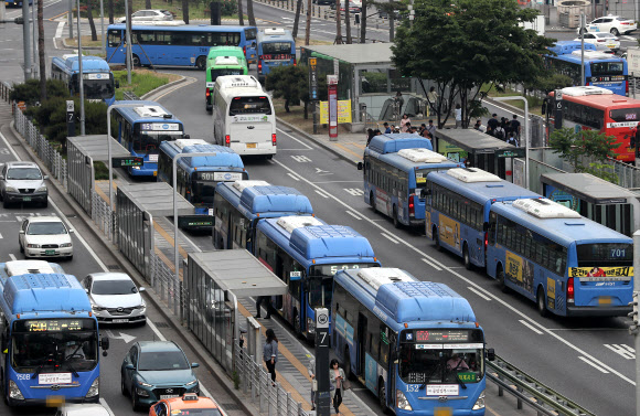 서울역버스환승센터에서 버스들이 운행되고 있다. 2019.5.15 서울신문DB