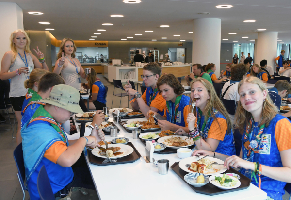 현대차그룹 인재개발원 마북캠퍼스에 입소한 네덜란드 스카우트 대원들이 9일 점심 식사를 하며 즐거워 하는 모습. 현대차그룹