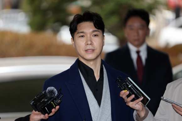 방송인 박수홍이 지난 3월 서울서부지방법원에서 횡령 혐의로 구속기소 된 친형의 속행공판에 증인으로 출석하며 입장을 발표하고 있다.
