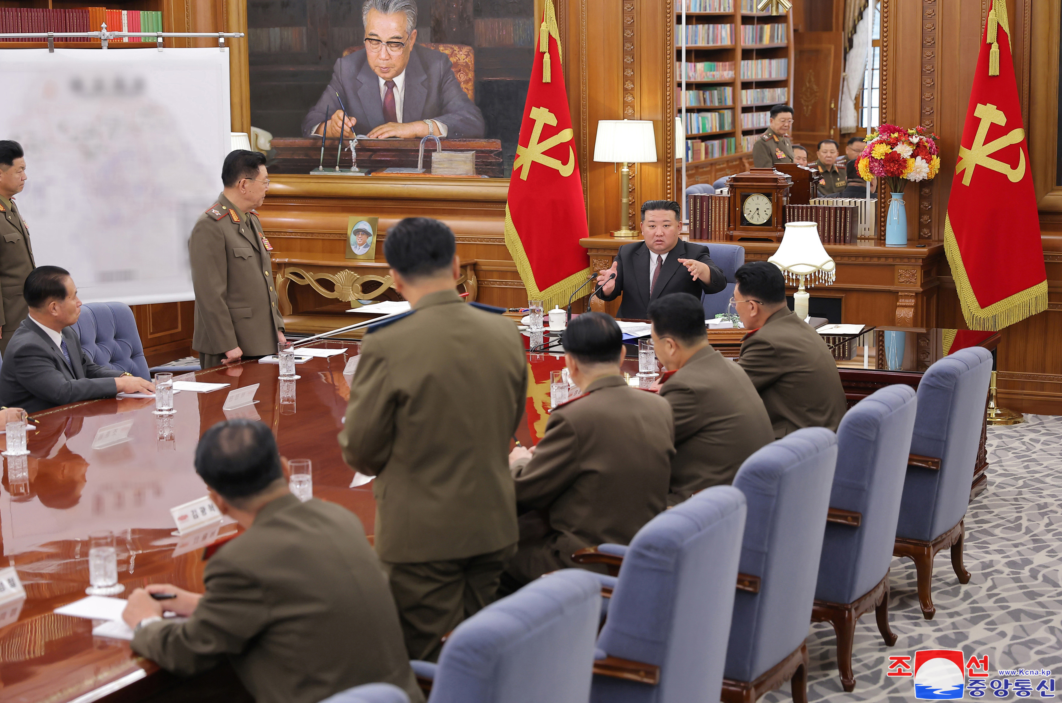 북한 조선중앙통신은 북한 노동당 중앙군사위원회 제8기 제7차 확대회의가 지난 9일 당중앙위원회 본부청사에서 진행됐다고 10일 보도했다.