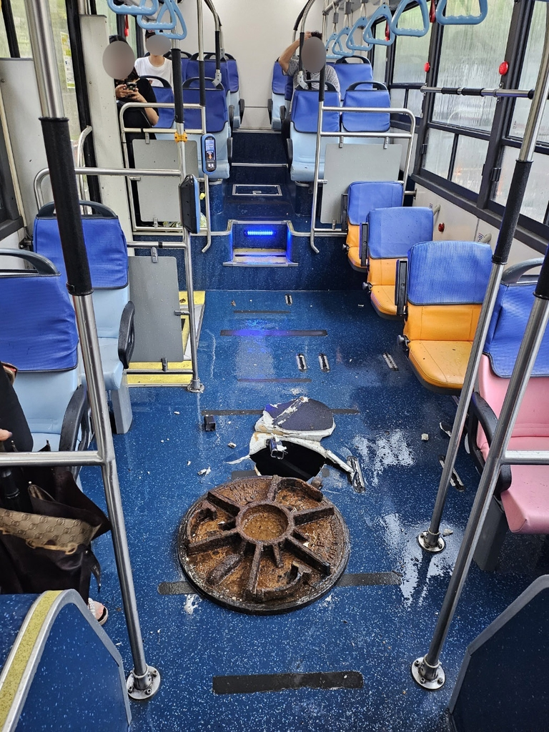 시내버스 바닥 뚫고 버스안으로 튀어들어간 맨홀뚜껑. 연합뉴스