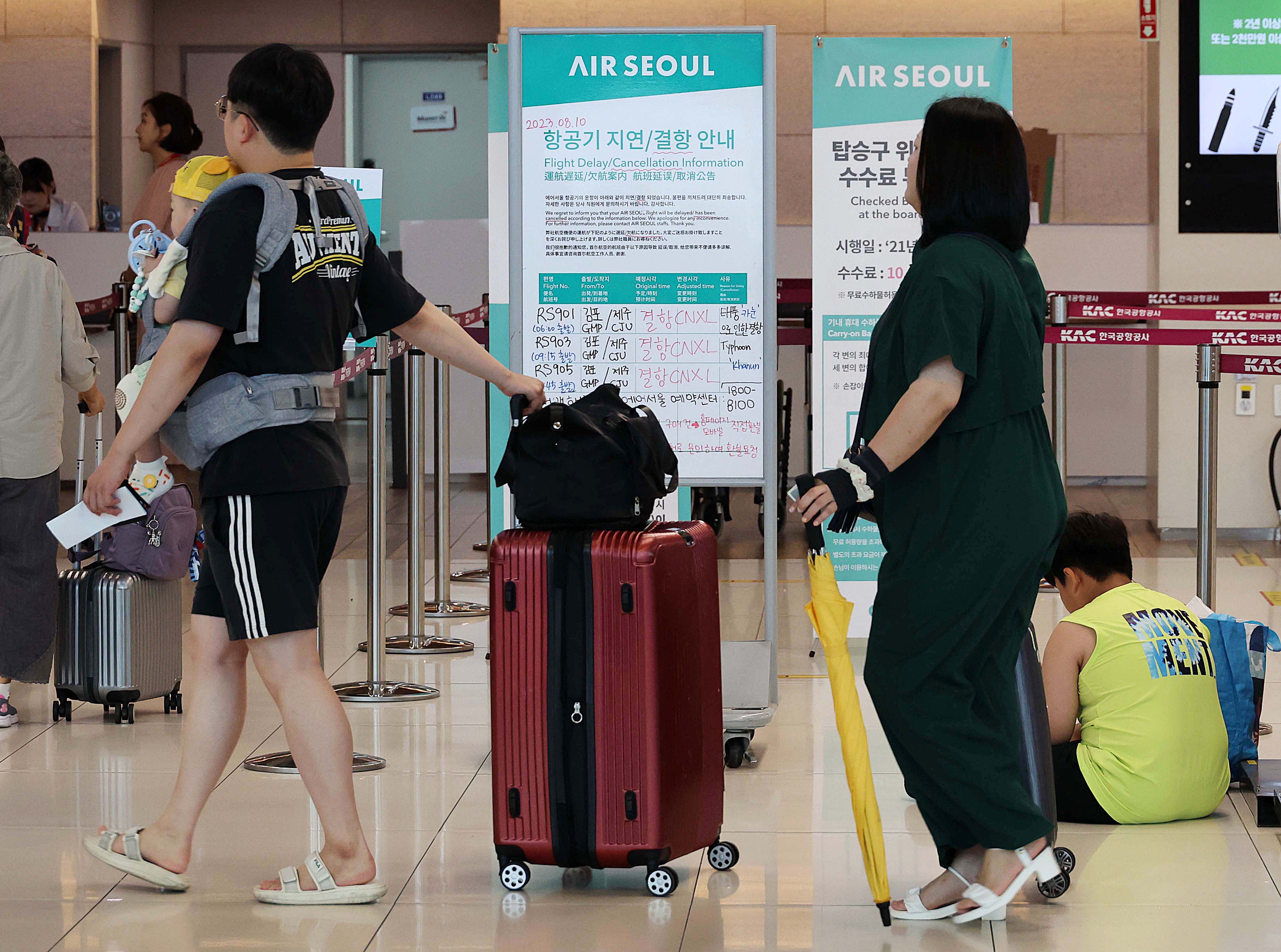 제6호 태풍 ‘카눈’이 한반도에 상륙한 10일 서울 강서구 김포공항 국내선 체크인 카운터에 결항 안내문이 적혀 있다. 2023.8.10 오장환 기자