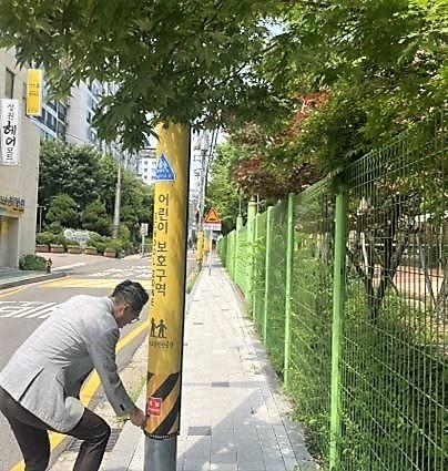 서울 영등포구 관계자가 불법광고물 부착방지판을 설치하고 있다. 영등포구 제공