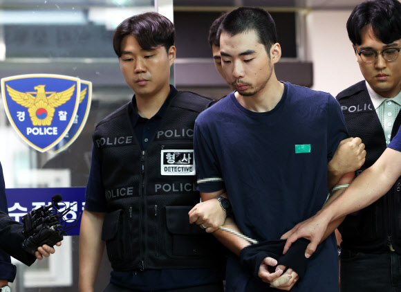 지난 3일 발생한 ‘분당 흉기 난동 사건’ 피의자 최원종이 10일 오전 경기도 성남시 수정구 성남수정경찰서 유치장에서 검찰로 송치되고 있다. 2023.8.10 연합뉴스