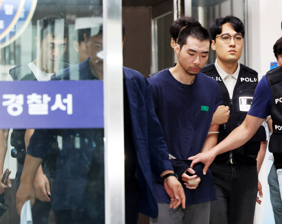 지난 3일 발생한 ‘분당 흉기 난동 사건’ 피의자 최원종이 10일 오전 경기도 성남시 수정구 성남수정경찰서 유치장에서 검찰로 송치되고 있다. 2023.8.10 연합뉴스