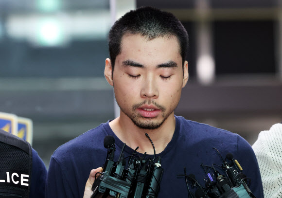 지난 3일 발생한 ‘분당 흉기 난동 사건’ 피의자 최원종이 10일 오전 경기도 성남시 수정구 성남수정경찰서 유치장에서 검찰로 송치되며 취재진 질문에 답하던 중 눈을 감고 있다. 2023.8.10 연합뉴스