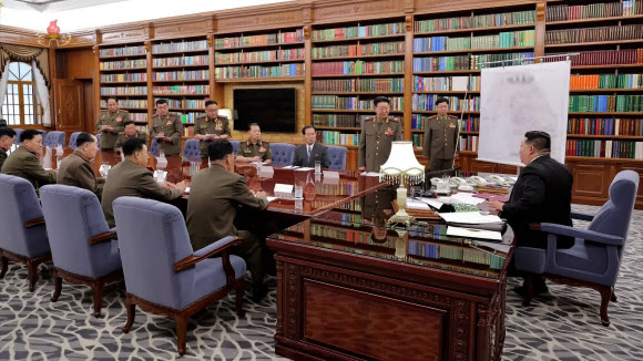 김정은 북한 국무위원장의 주재하에 지난 9일 당중앙위원회 본부청사에서 노동당 중앙군사위원회 제8기 제7차 확대회의를 진행했다고 조선중앙TV가 10일 보도했다. 2023.8.10. 조선중앙TV 화면·연합뉴스