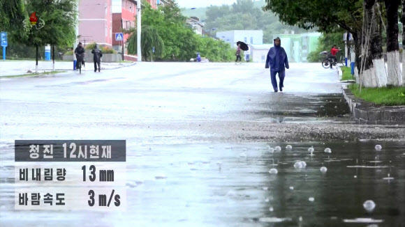 북한 조선중앙TV는 10일, 현재 경상남도 통영시 부근 지역에 상륙한 태풍6호(카눈)가 북한에 점차 영향을 주기 시작했다고 보도했다. 2023.8.10. 조선중앙TV 화면·연합뉴스