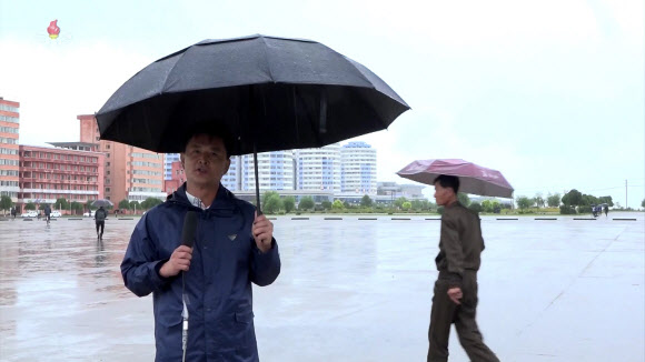 북한 조선중앙TV는 10일, 현재 경상남도 통영시 부근 지역에 상륙한 태풍6호(카눈)가 북한에 점차 영향을 주기 시작했다고 보도했다. 북한 기자가 함경북도 청진시 포항광장에서 태풍 ‘카눈’ 소식을 전하고있다. 2023.8.10. 조선중앙TV 화면·연합뉴스