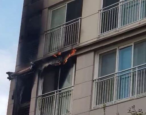 지난 4일 오전 화재가 발생한 김포시 한 아파트 현장. 서울시 소방재난본부 제공