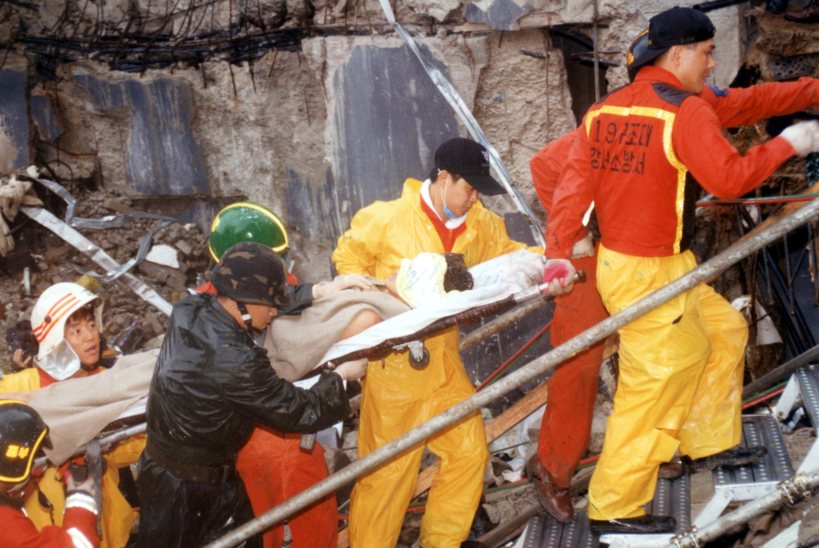 1995년 6월 29일 오후 5시 52분경 서울 서초동 소재 삼풍백화점이 부실공사 등의 원인으로 갑자기 붕괴되어 사망 502명, 실종 6명, 부상 937명이 발생한 사고. 한국전쟁 이후 가장 큰 인적 피해였다. 재산 피해액은 2,700여 억으로 추정되었다. 이 붕괴사고와 관련하여 삼풍그룹 회장 이준 등 백화점 관계자와 공무원 등 25명이 기소되었다.이 사고를 계기로 건물들에 대한 안전 평가가 실시되었고, 긴급구조구난체계의 문제점이 노출되어 119중앙구조대가 서울·부산·광주에 설치되었다.1995.6.29 서울신문 특별취재반