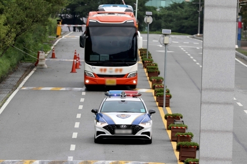 세종경찰 교통순찰차가 11일 세계스카우트잼버리 대회 폐영식과 K-POP 콘서트에 참석하는 불가리아 잼버리 대원들을 태운 버스를 에스코트하고 있다. 세종경찰청 제공
