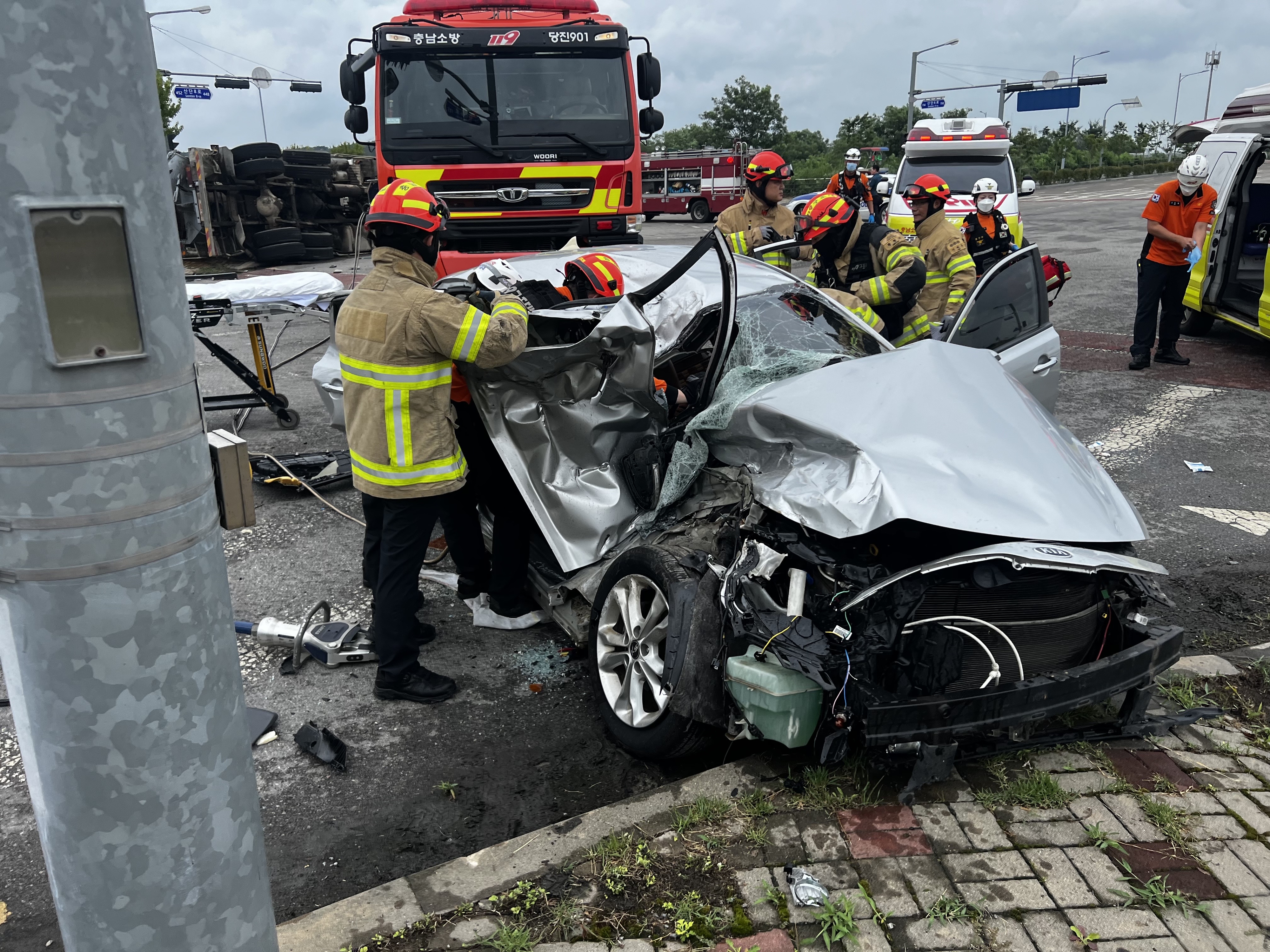 11일 충남 당진 석문국가산업단지 사거리에서 발생한 교통사고 현장. 당진소방서 제공