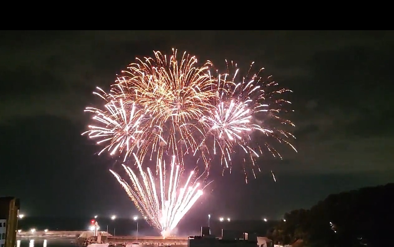 제21회 도두오래물축제가 11일 오래물광장 일대에서 화려하게 개막됐다. 이날 오후 9시 30분쯤 불꽃놀이로 개막식의 대미를 장식했다. 제주 강동삼 기자