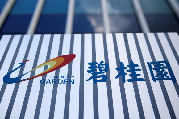 중국 상하이에 있는 부동산 개발업체 비구이위안(碧桂園·컨트리 가든) 건물 로고를 9일 촬영했다. 상하이 로이터 연합뉴스