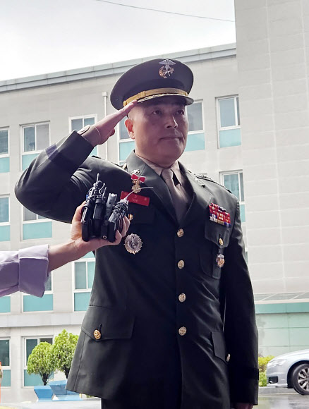 고(故) 채수근 상병 수사와 관련해 ‘집단항명 수괴’ 혐의로 입건된 박정훈 전 해병대 수사단장이 11일 서울 용산구 국방부 검찰단 앞에서 입장을 밝힌 뒤 경례를 하고 있다. 군 검찰단 출석이 예정됐던 박 전 수사단장은 “국방부 검찰단의 수사를 명백히 거부한다”고 밝혔다.  2023.8.11 연합뉴스